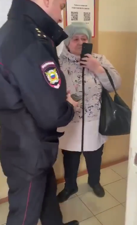 Женщина облила зеленкой участок