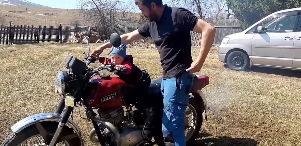 Сергей Николаич устроил помывочную своей технике и обкатывает её по участку..