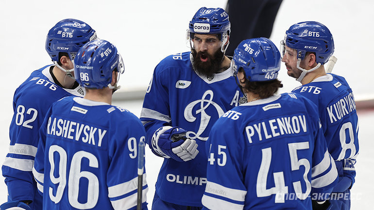    Эрик О`Делл обсуждает с партнерами поражение от «Трактора» в первом матче серии.Александр Федоров