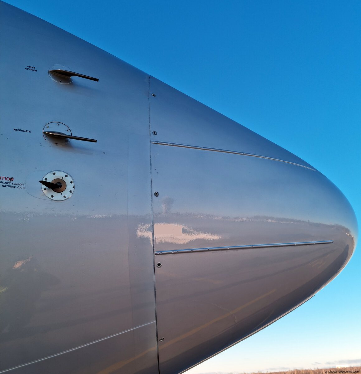 Приёмники полного давления самолёта (два верхних)