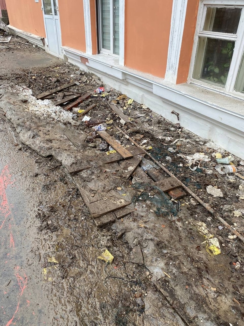    Прошлогодний строительный мусор превратился в помойку в центре Петрозаводска сообщество "Подслушано в ПТЗ | Петрозаводск"