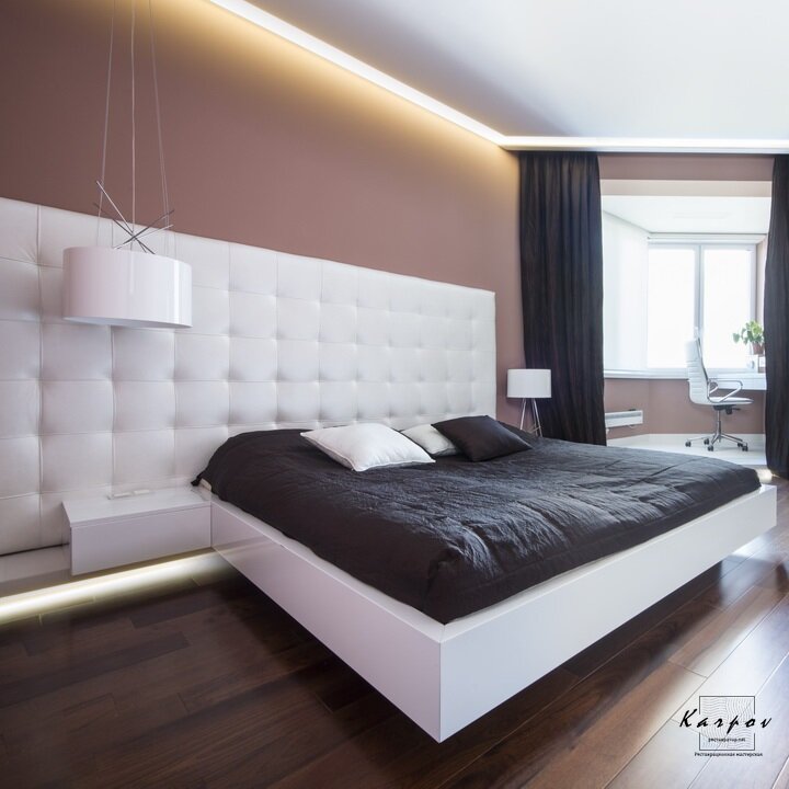 Кожаное изголовье в технике каретная стяжка в сочетании с кроватью из эмали. 