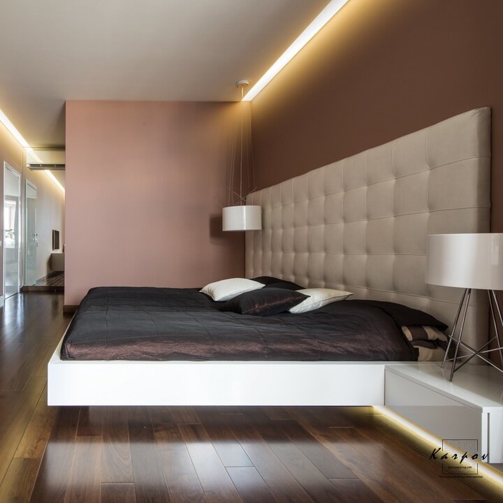 Парящая кровать в эмали с изголовьем из кожи.