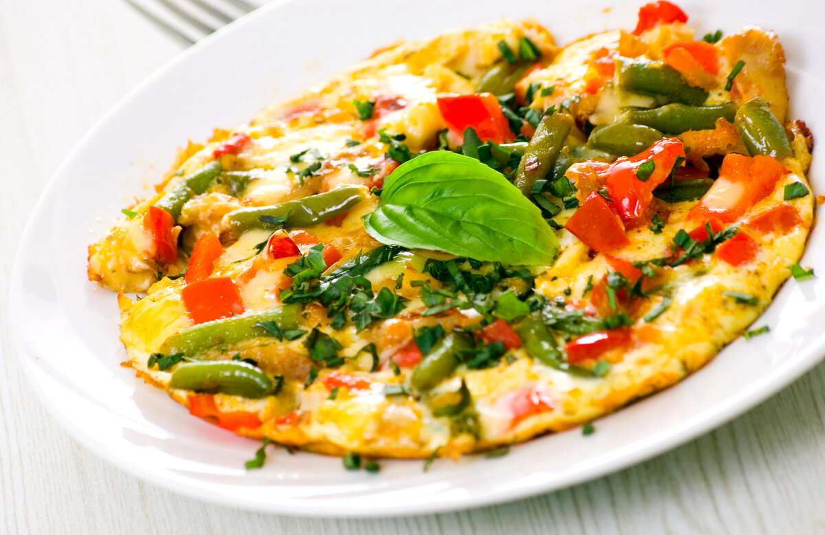 Аппетитная яичница с овощами