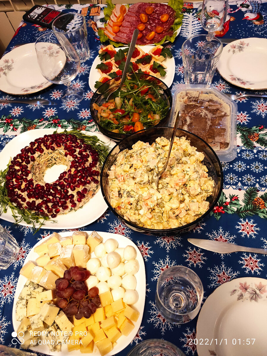 праздничный стол, фото из личного архива.