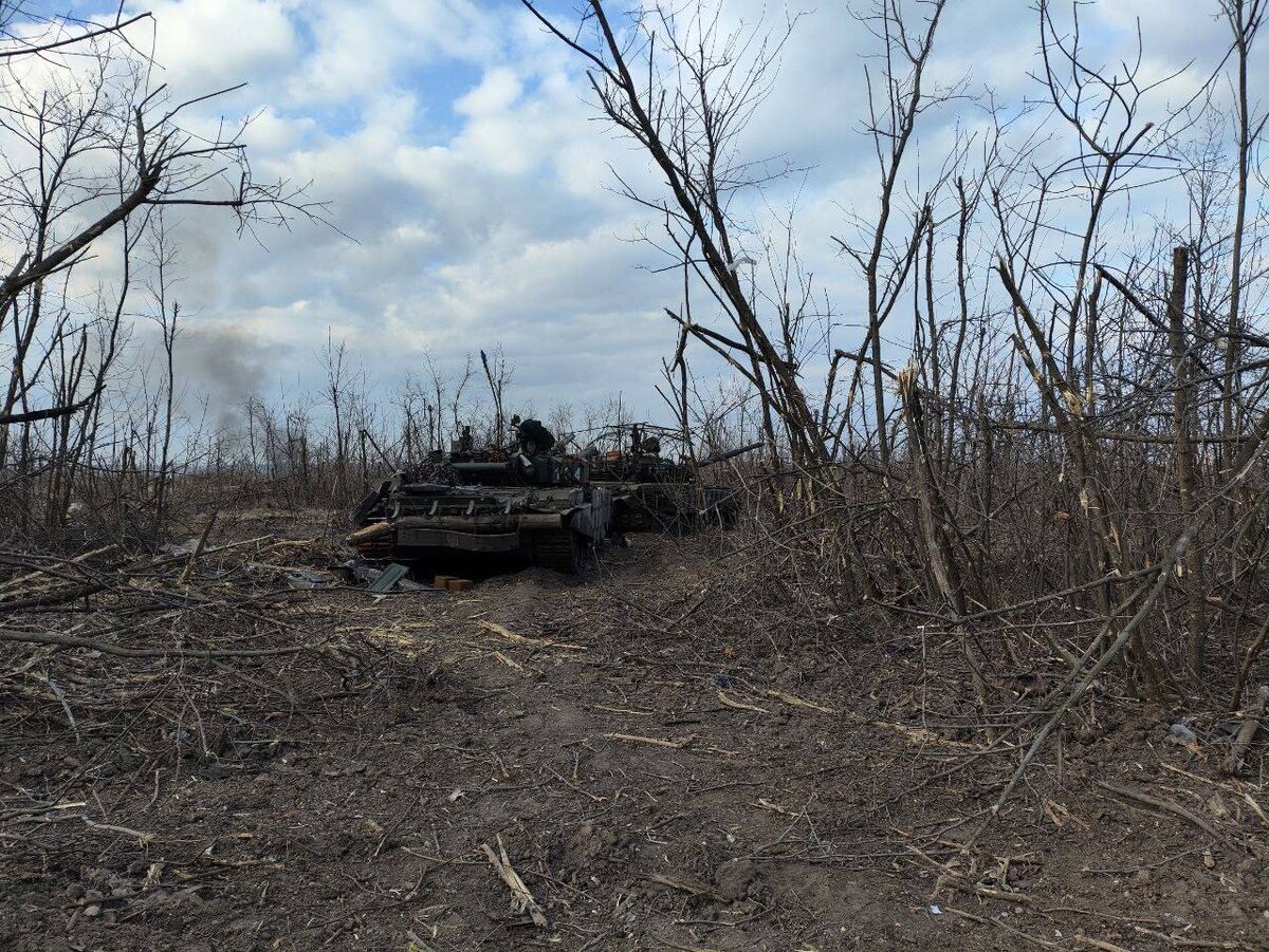 Российские военные обнаружили и отправили на восстановление два танка Т-72,  оставленные ВСУ | OVERCLOCKERS.RU | Дзен