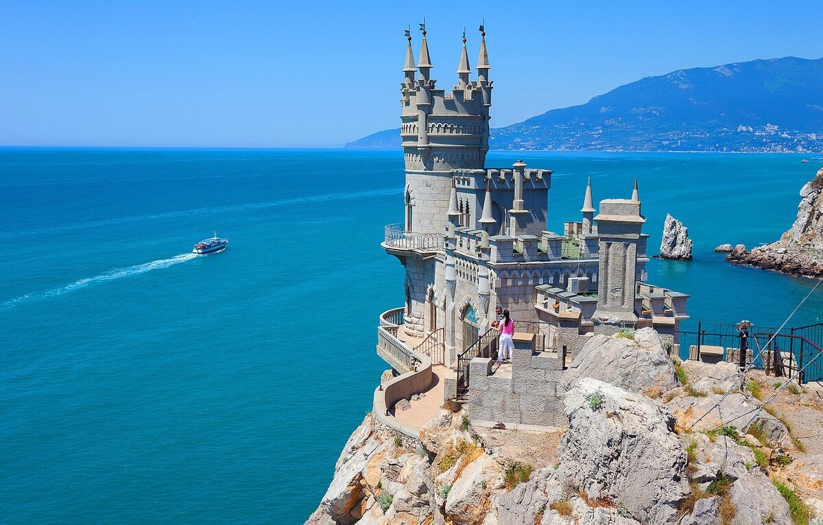 Крым. Вид на замок «Ласточкино гнездо»
