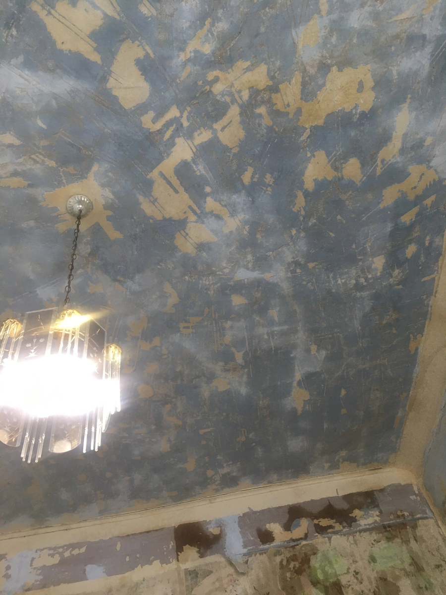 С потолками вообще беда. 