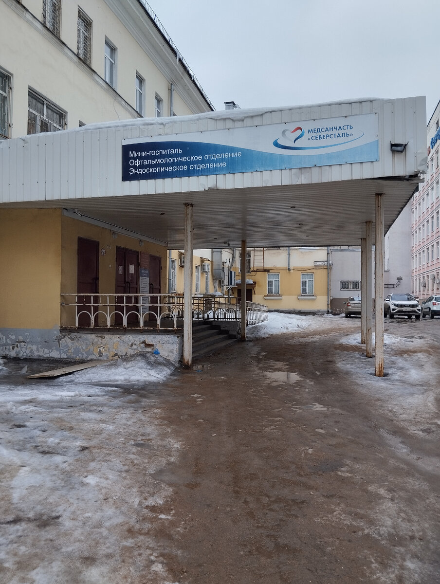 Идём по территории больницы