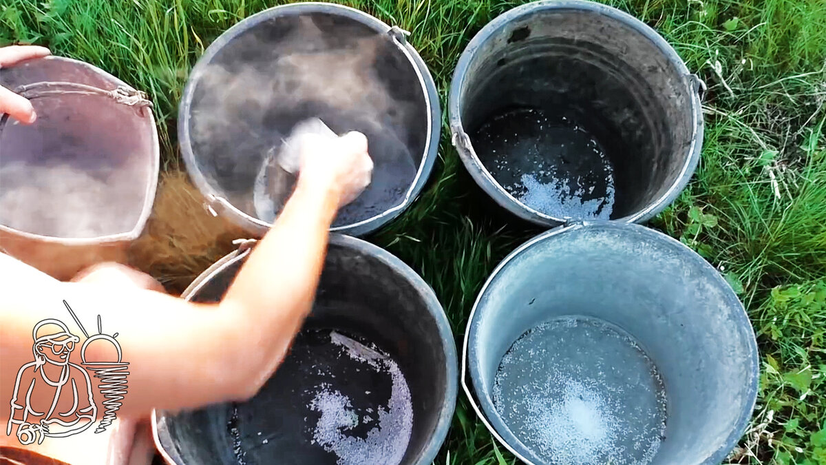 Смешивание совместимых удобрений: древесной золы и мочевины — 1 столовая ложка мочевины + стакан древесной золы + 10 литров воды — для корневой подкормки растений с безопасной концентрацией веществ.