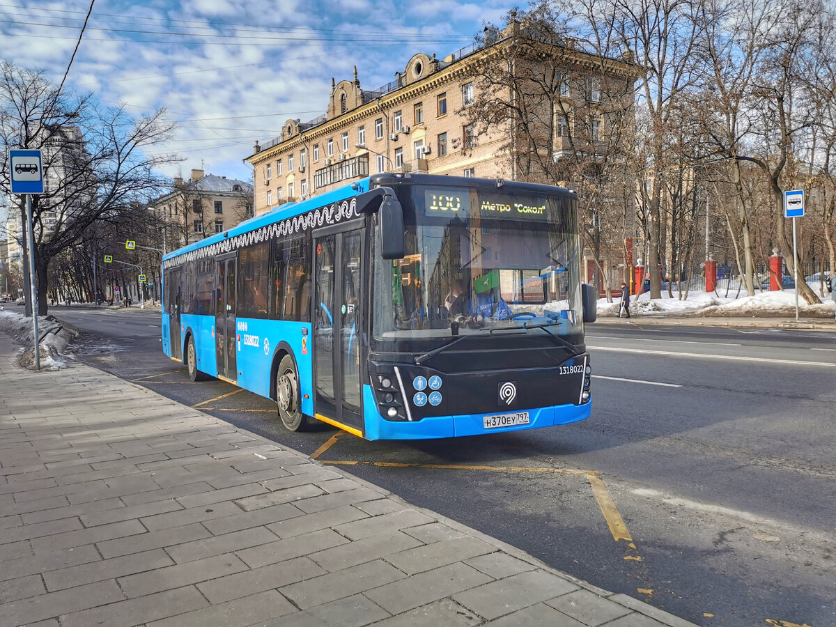 Автобус 1318022 ЛиАЗ-5292 на маршруте № 100. Уже мелькал в моих сюжетах. Улица Маршала Бирюзова. Подъезжает к остановке "Улица Маршала Конева".