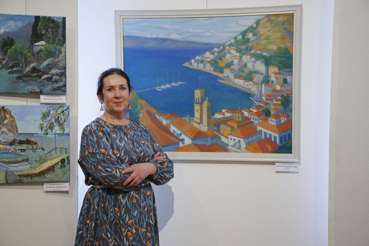Татьяна Бабушкина рядом с ее работой "Вид на бухту Гидры с горы"