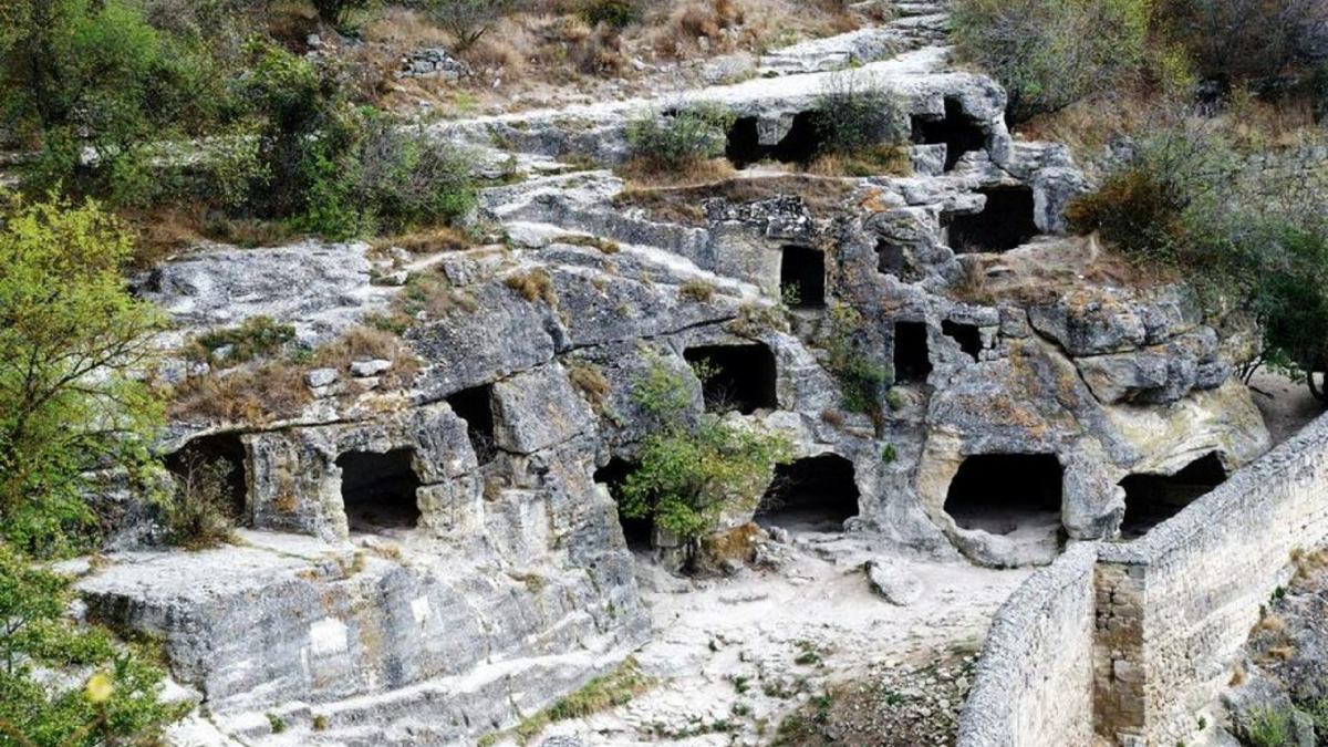 Пещерный город Чуфут-Кале. Фото: paleo-tours.ru. Источник: https://kulturologia.ru/