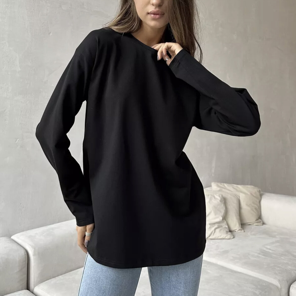 Модный хлопковый лонгслив из базовой коллекции бренда GRAY MOSS WEAR - необходимая вещь для гардероба девушки. Он легкий и подходит для летней и осенней погоды.
Он изготовлен из качественной трикотажной ткани, которая содержит хлопок и лайкру. Круглый не широкой вырез горловины и удлиненная форма, обеспечивают комфорт и тепло. Эта свободная кофточка с актуальным кроем со спущенным плечом, круглым воротом идеальна для девочек - подростков, которые ищут стильный аутфит для школьных будней или молодежных мероприятий и подойдет для высоких и невысоких девушек и женщин.