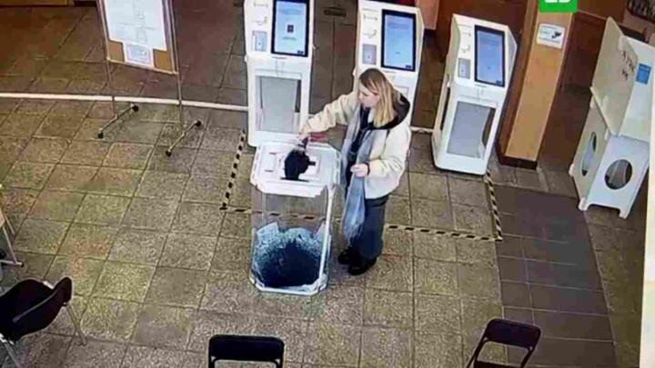 Фото: скриншот видеозаписи онлайн-камеры избирательного участка