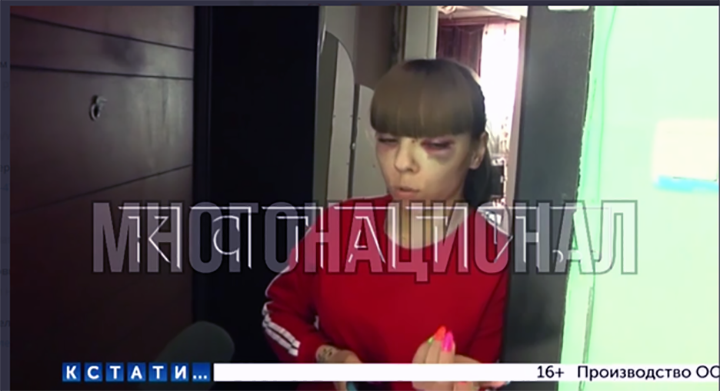 МОЛОДУЮ МАМУ ИЗБИЛИ ПОДРОСТКИ-МИГРАНТЫ. СКРИН С ВИДЕО ТГ-КАНАЛА "МНОГОНАЦИОНАЛ"