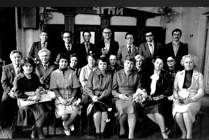 Преподаватели истпеда ЧГПИ. В.М. Антропов в третьем ряду, в центре
