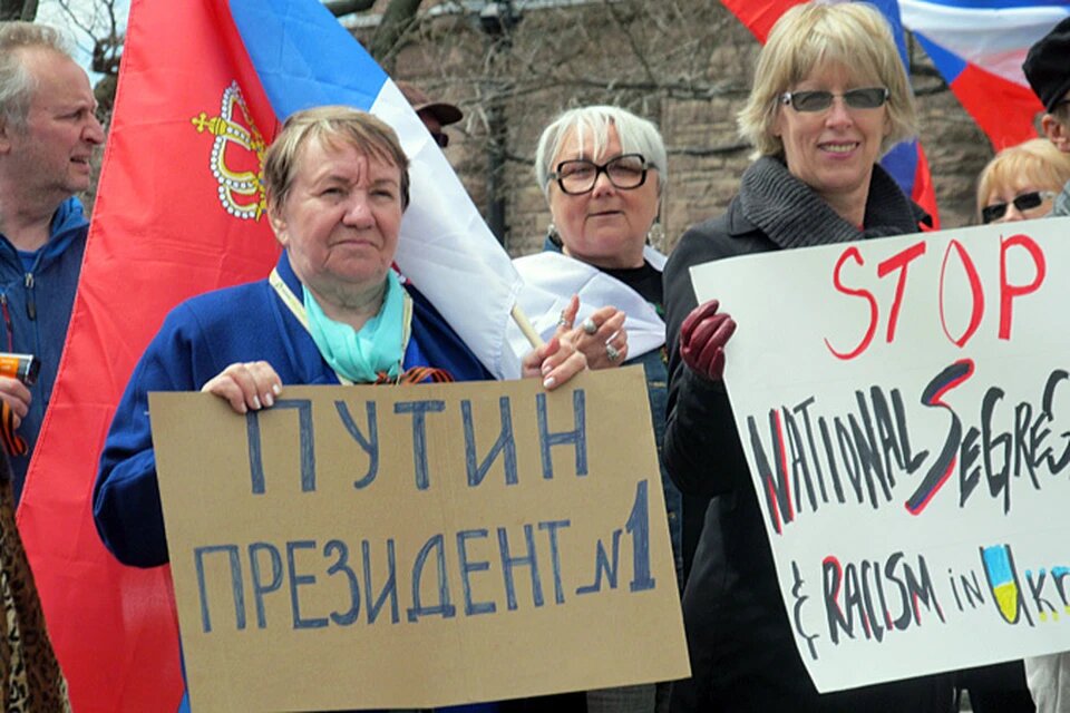 Это фото я сделала на демонстрации русских эмигрантов в Торонто. Против действий Киева, за Донбасс