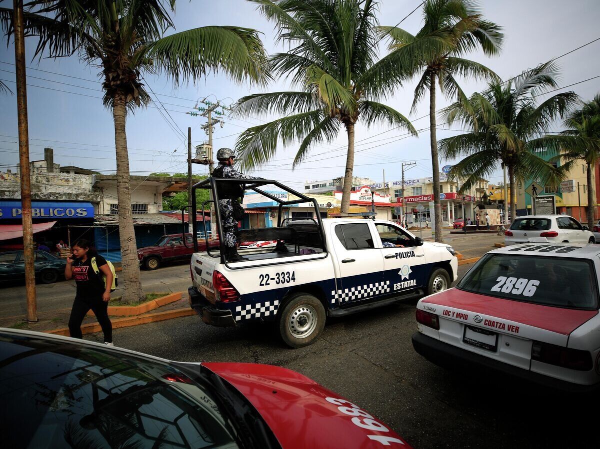    Полицейский грузовик патрулирует улицы штата Веракрус, Мексика© AP Photo / Rebecca Blackwell