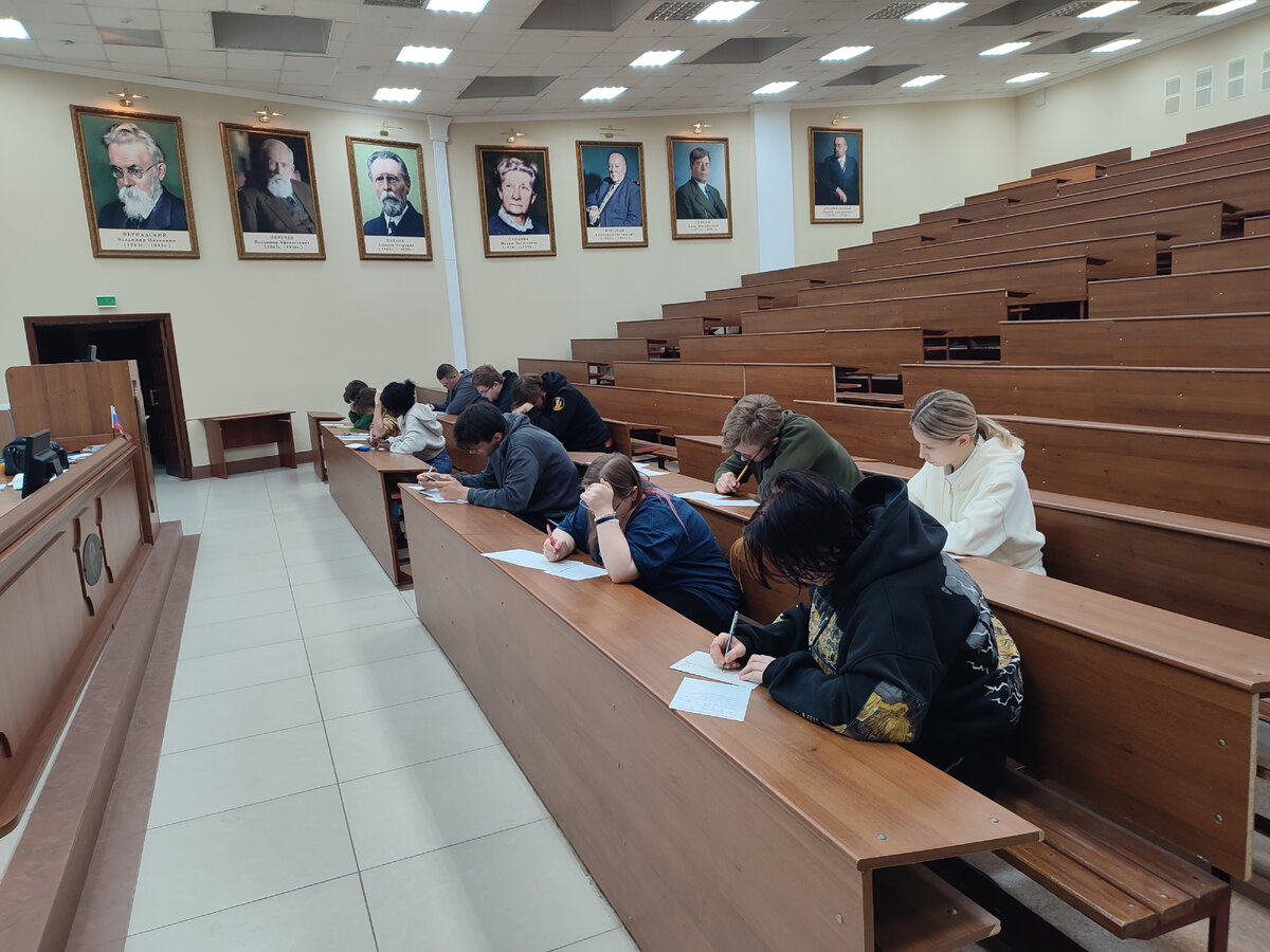 Это просто для иллюстрации - мои двоечники пытаются пересдать свои "неуды", полученные в зимнюю сессию. В обморок никто не падал) 