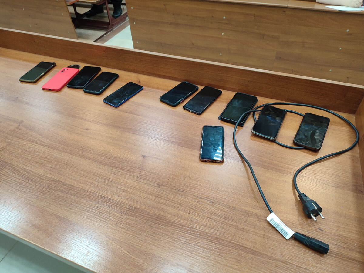 Гаджеты, конфискованные на время экзамена.