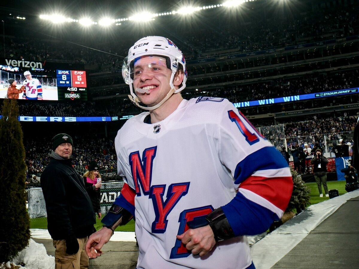    Хоккеист "Нью-Йорк Рейнджерс" Артемий Панарин© Фото : twitter.com/nyrangers