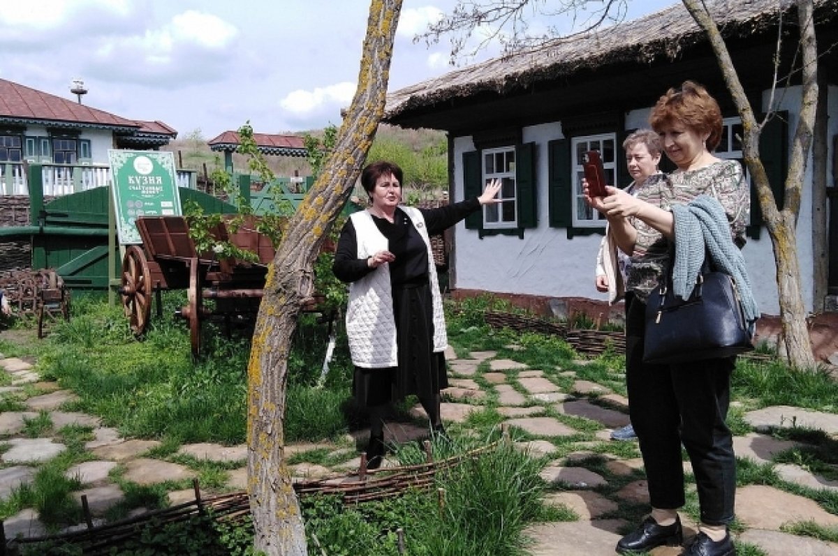    Приезжая на Дон, туристы знакомятся с укладом, бытом и народным творчеством донских казаков.