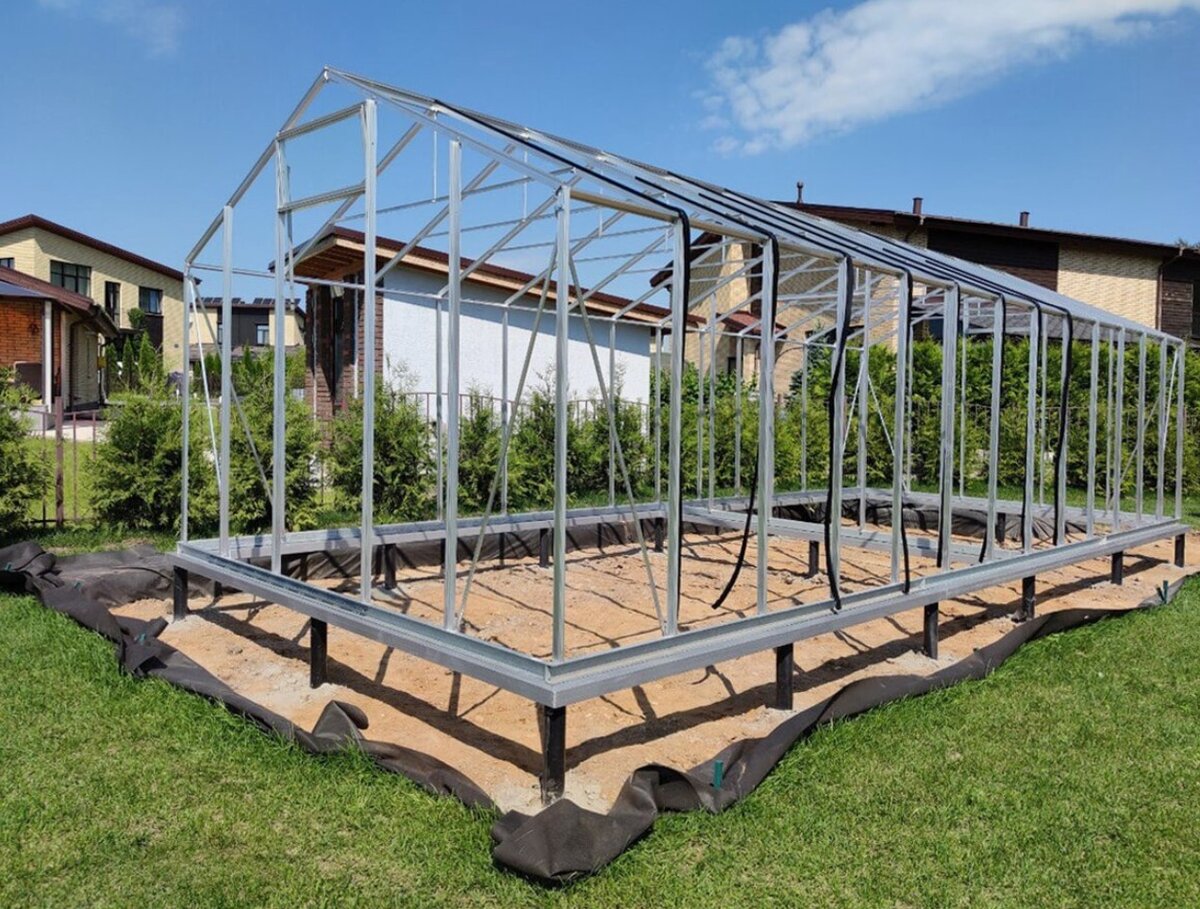 Теплица на винтовых сваях 