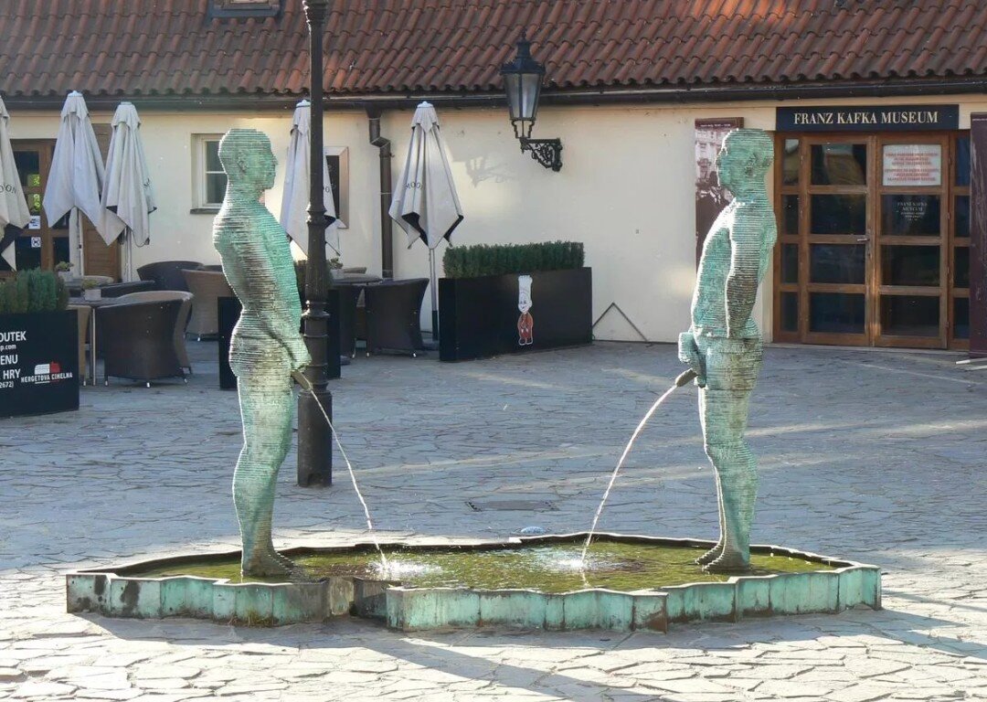 Фонтан с писающими мужчинами в Праге, из интернета.