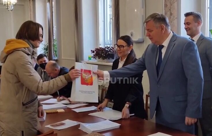 Усиленные меры безопасности и подарки для молодёжи: в Казахстане сегодня открылись избирательные участки для голосования на выборах президента России.-3