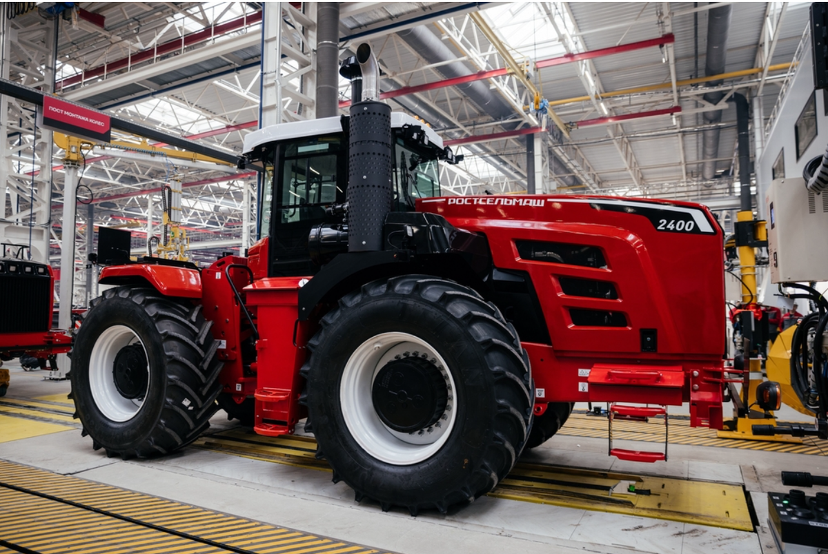 С конвейерной линии нового завода Ростсельмаш начали сходить обновленные трактора Ростсельмаш 2400.