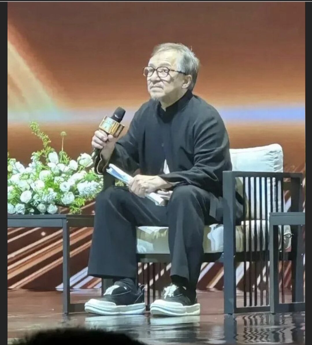 Поклонников поразил один конкретный кадр с недавнего выступления актера, который вирусно разлетелся по Интернету. «Как же быстро летит время», «Грустно и тяжело смотреть, как стареют легенды нашего детства», — пишут комментаторы. Однако преданные фанаты все же сумели отыскать другие кадры того же дня и пришли к выводу, что звезду просто неудачно сфотографировали.