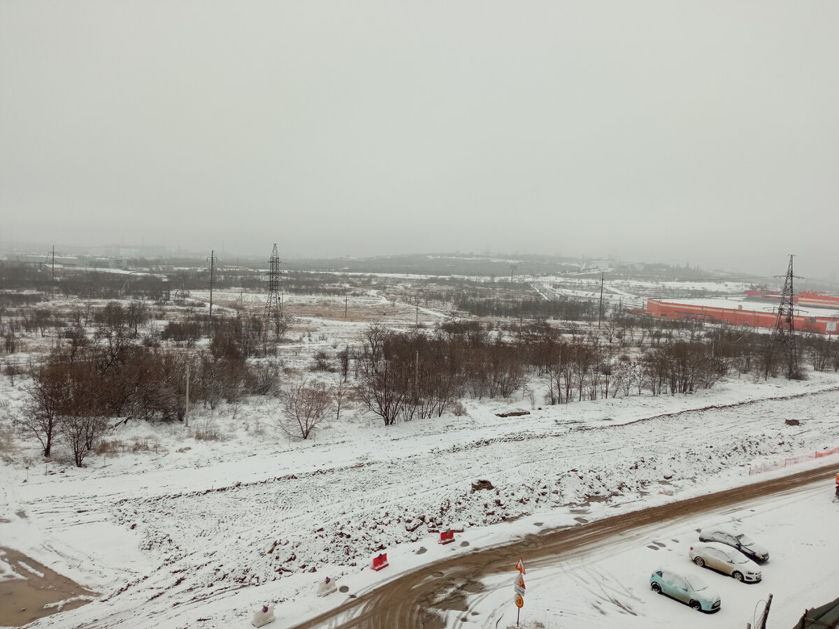 А из нашего окна стройка бурная видна. 