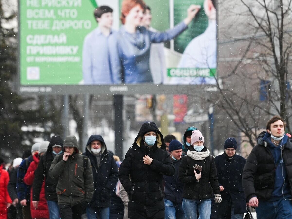    Люди идут к автобусной остановке © РИА Новости / Рамиль Ситдиков