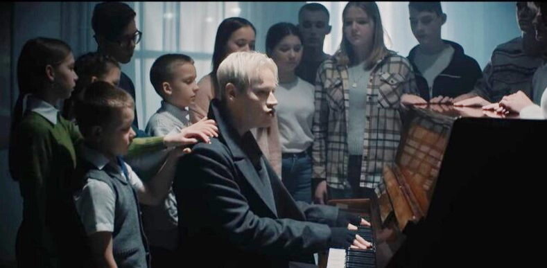 Ярослав Дронов исполняет песню "Мама". Из открытых источников
