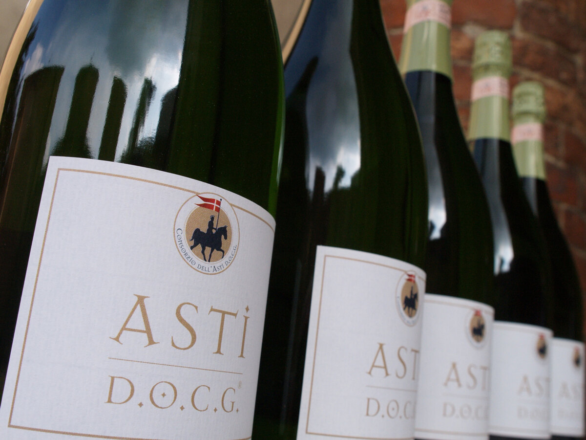 Фото из открытого источникаюю Именно здесь производятся знаменитые игристые вина Asti Spumante DOCG.