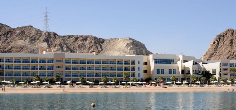 Вид на отель с моря