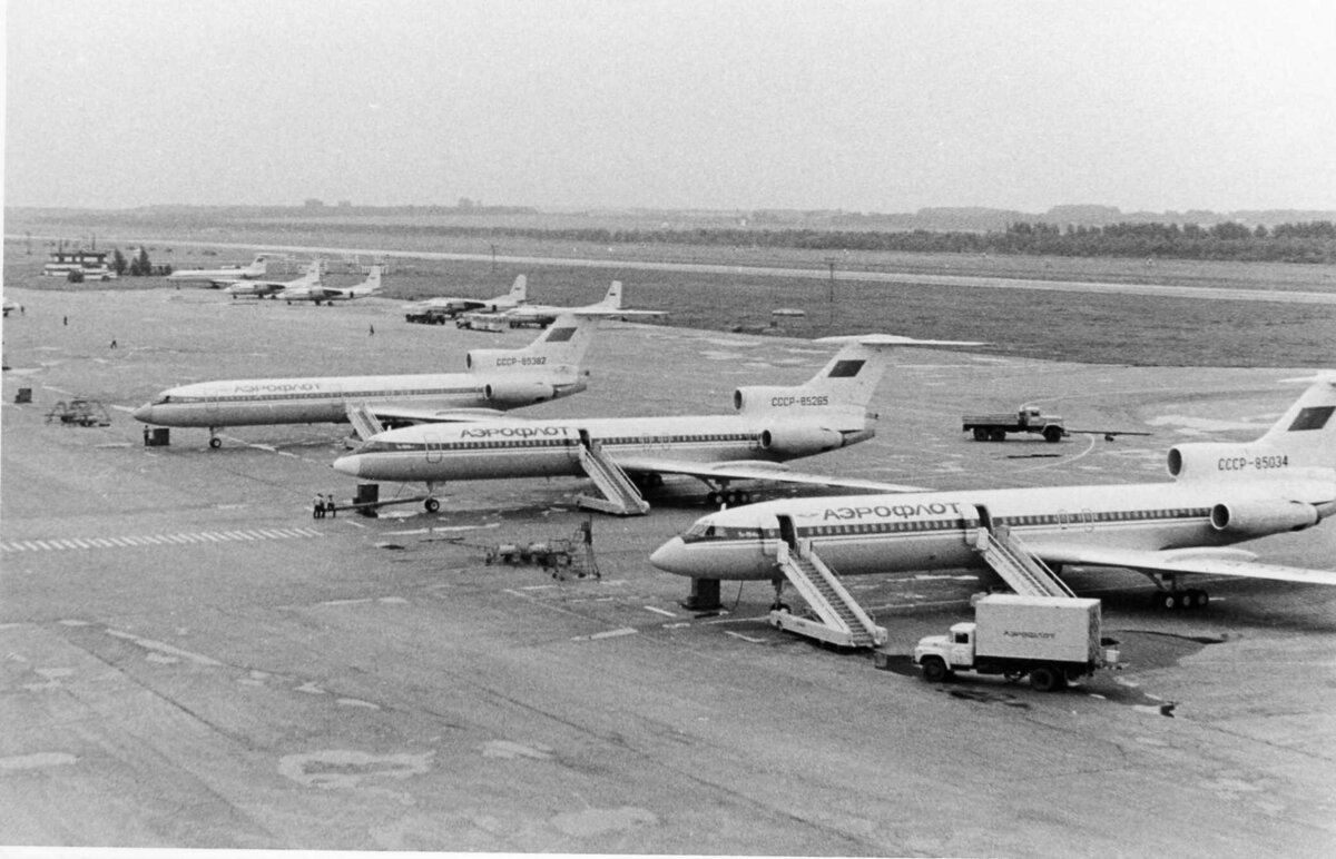 Самолёты Ту-154Б СССР-85034, Ту-154Б-1 СССР-85265 и Ту-154Б-2 СССР-85382 282-го отряда в аэропорту Уфа, середина восьмидесятых годов. Фото из архива предприятия. 