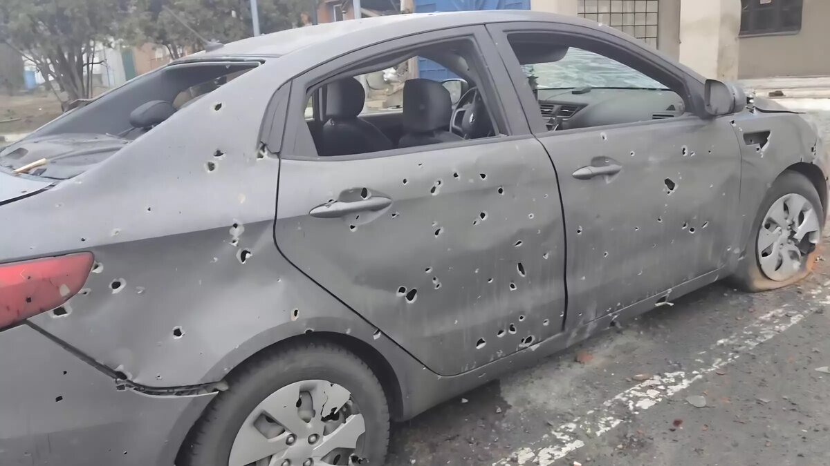     ВСУ открыли огонь по административному центру Грайворон рядом с КПП в Белгородской области. Огонь ведется из зенитной установки. Поврежден соцобъект, изрешечены авто, на дорогах в городе — воронки и обломки. Большинство жителей эвакуированы. Появляться на улице опасно.