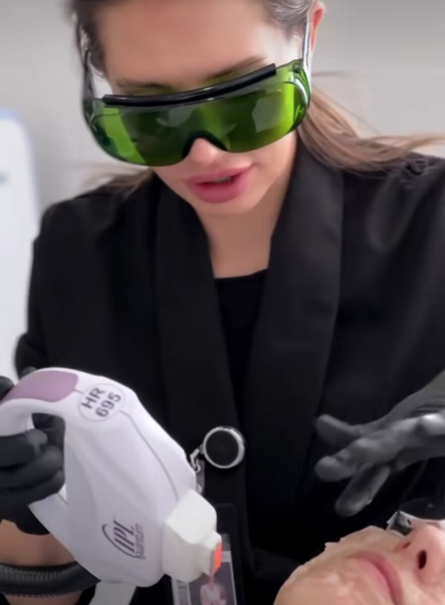 Доктор Анна Александровна в работе с аппаратом IPL Quantum