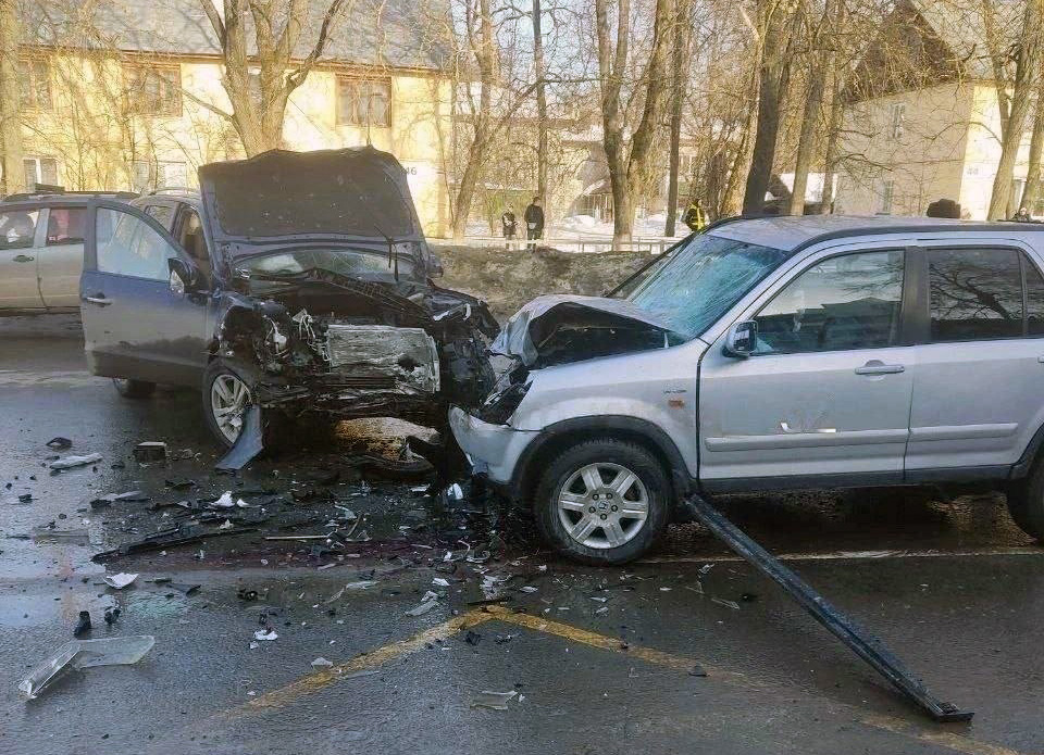 лобовое столкновение Honda и Hyundai 