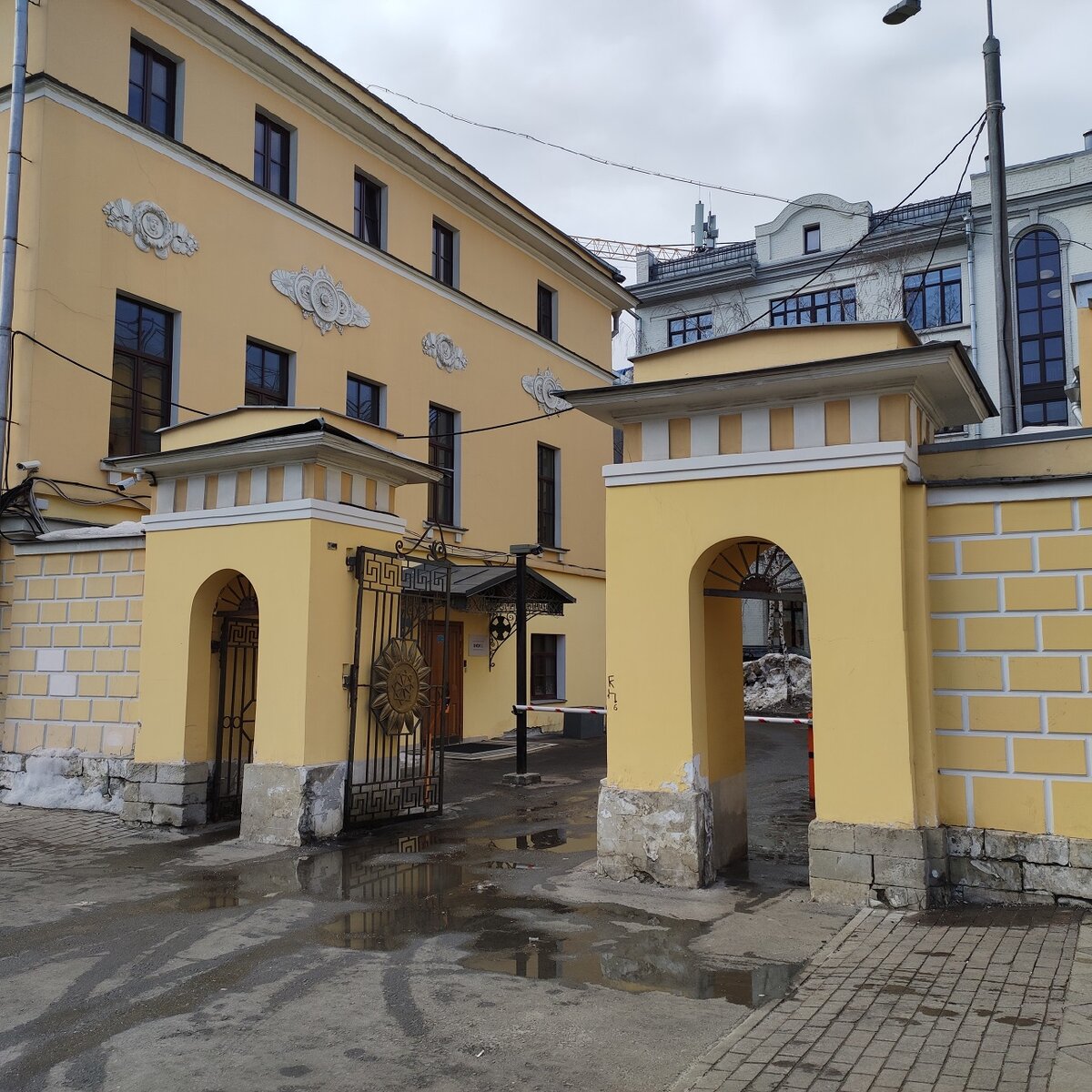 Ворота напротив м. Новокузнецкая