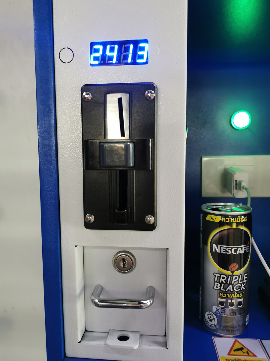 Видно куда кидать монетку и дисплей с оставшимся временем зарядки 