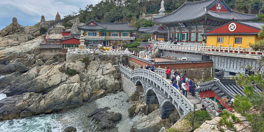 Буддийский храм на скале у моря и светящиеся шарики с символом Будды