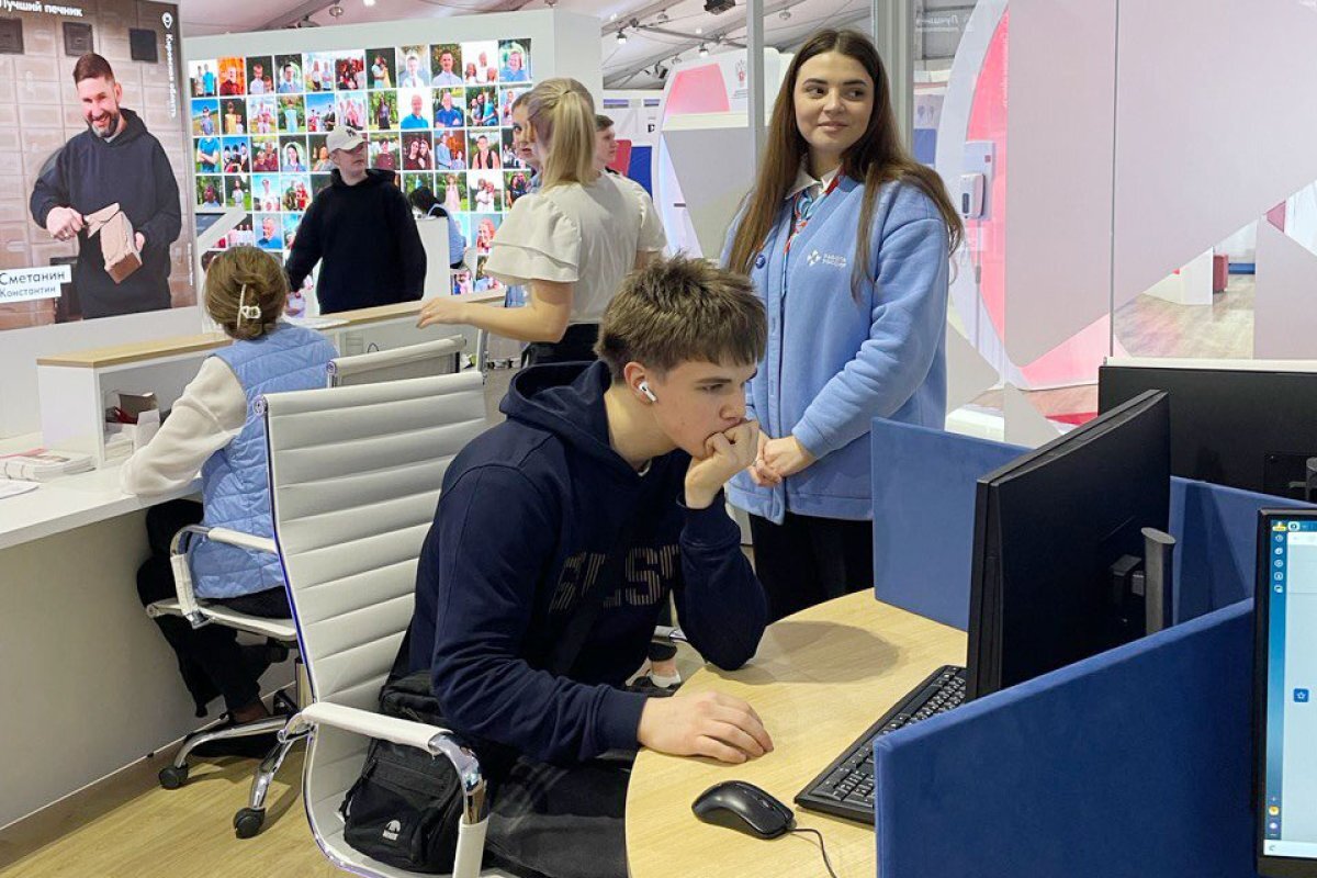    Гости тульского стенда на выставке «Россия» учились управлять беспилотником