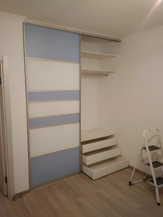 Встроенный шкаф купе в нишу спальни, белое глянцевое стекло + Лакобель, 2 двери, с ящиками и антресолью