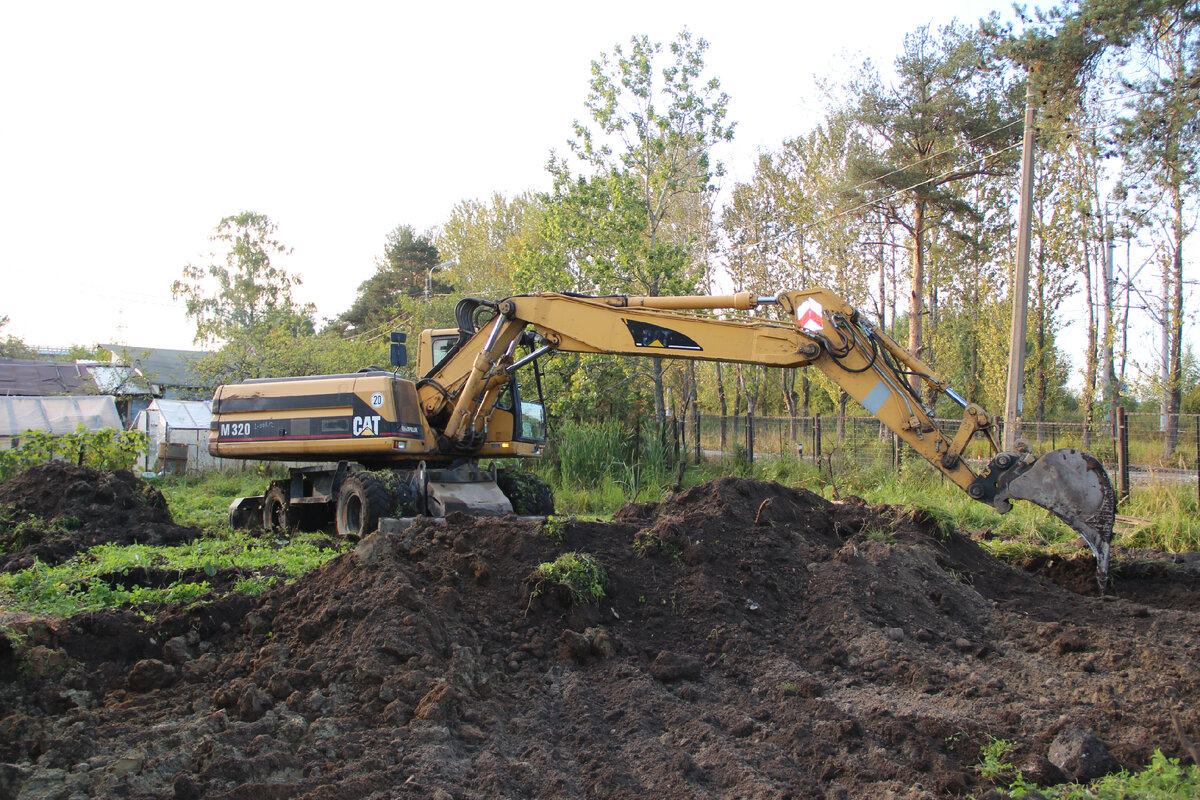 Грунт снимали в отдельную кучу. Глиной засыпали пожарный водоём. 
