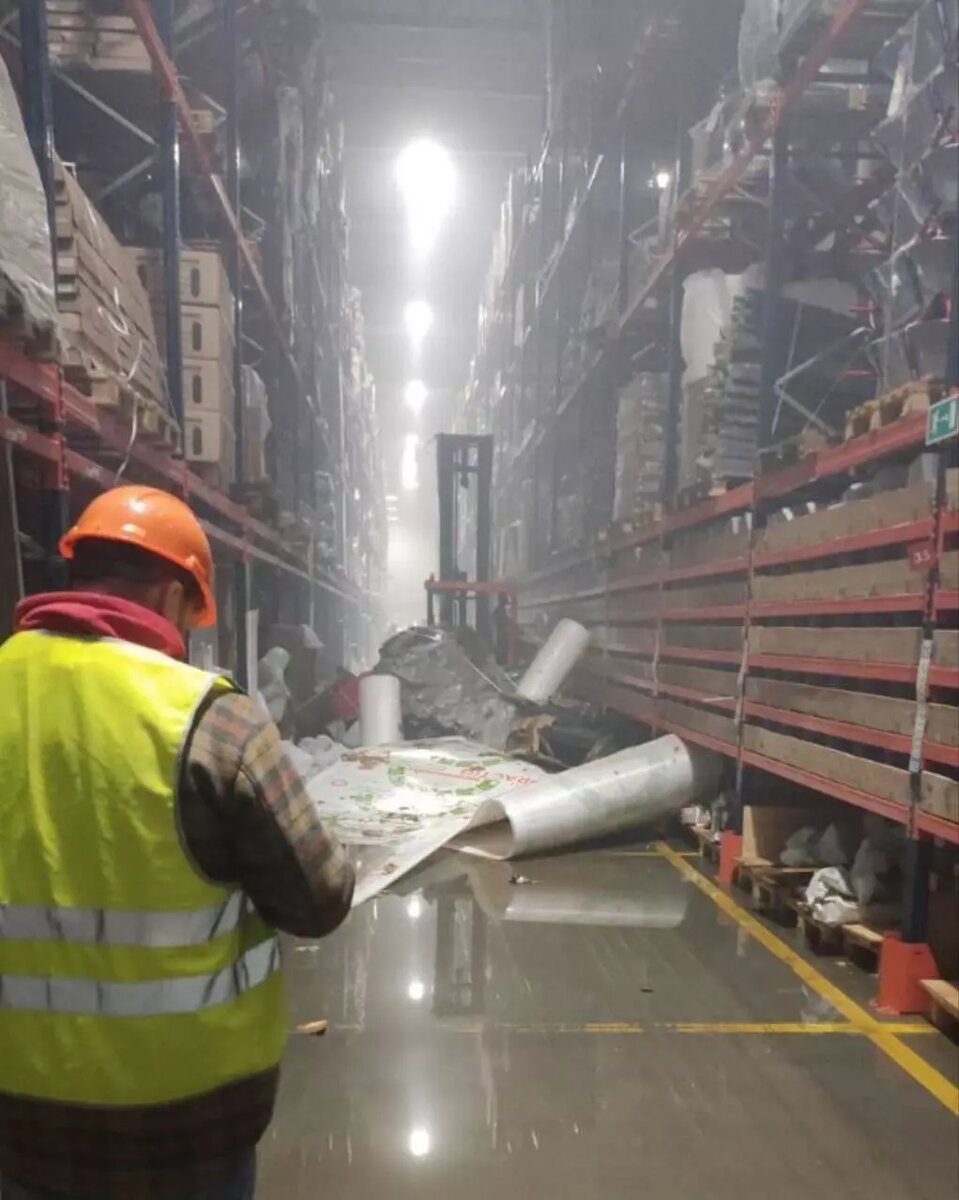 Обломки упали между складами «Фикспрайса» и «Все инструменты», у последнего частично обрушилась крыша. Фото: Shot