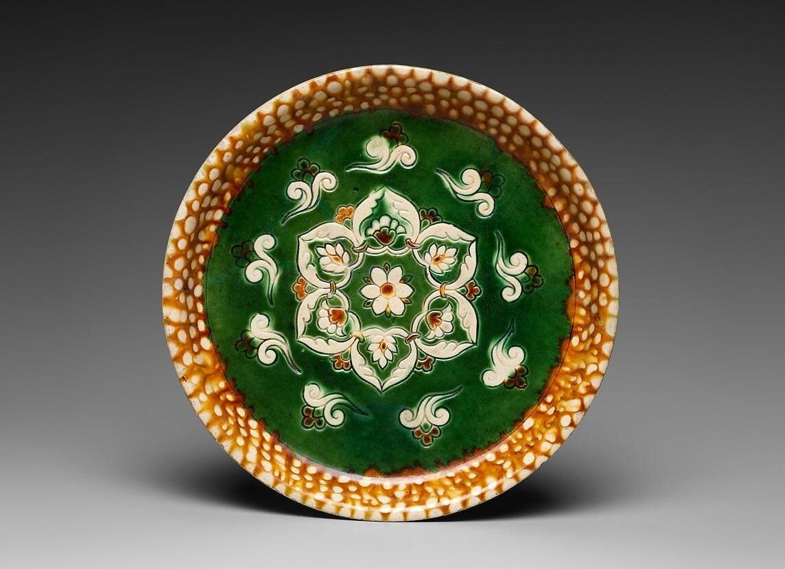 Блюдо эпохи Тан (618-907) Источник: greatceramics.ru/2021/07/15/tang-era-dish/