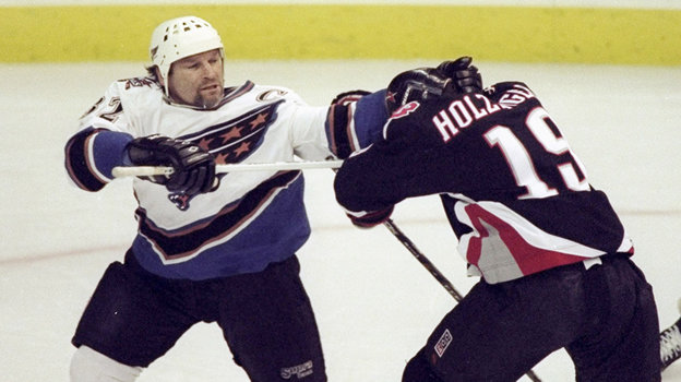 Дэйл Хантер находит, на ком заработать очередной штраф. Фото Getty Images